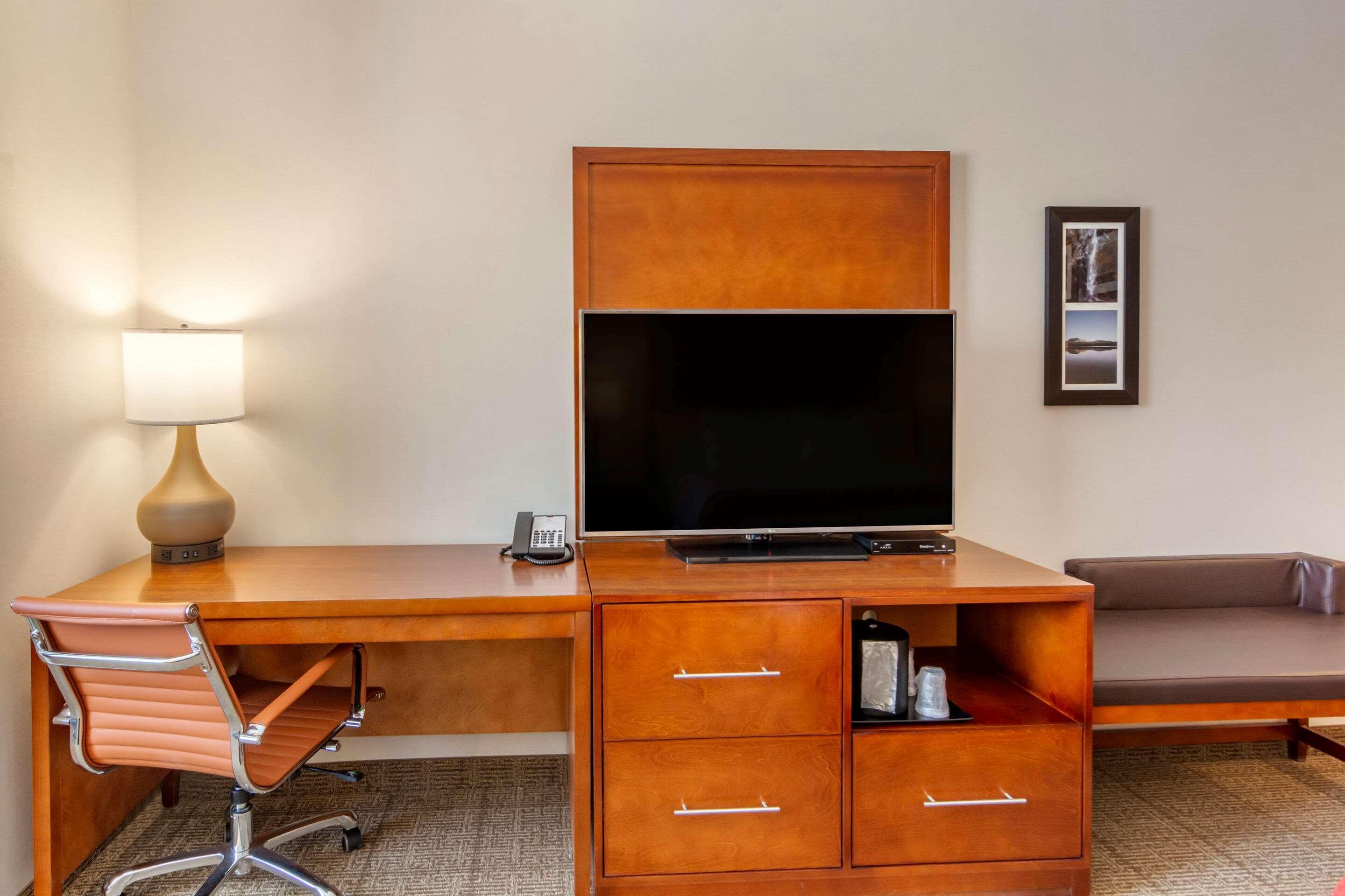 Comfort Inn & Suites Вейлмаунт Экстерьер фото